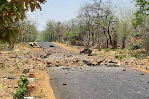 15 commandos, civilian killed by Maoists in Gadchiroli 15 commandos, civilian killed by Maoists in Gadchiroli