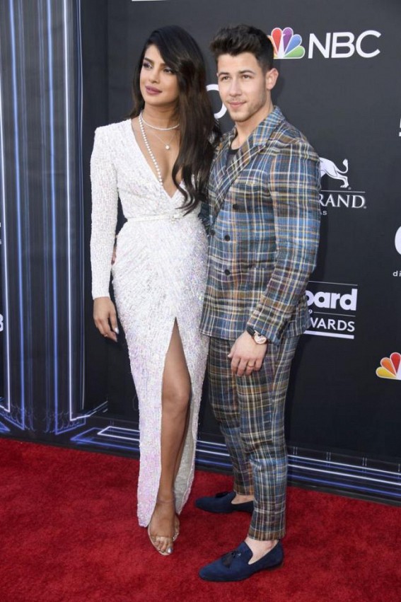 Priyanka, Nick share a kiss at Billboard Music Awards