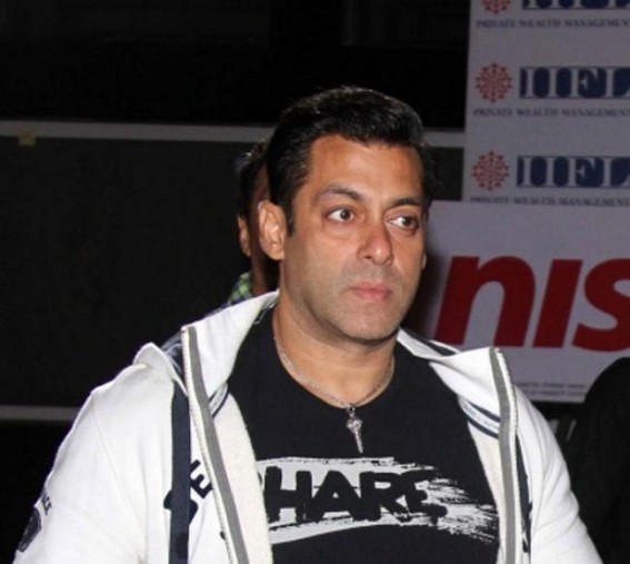 Salman Khan slaps security guard, cleaves netizens Salman Khan slaps security guard, cleaves netizens