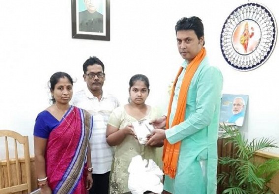 CM met Madhyamik ranker of own constituency to motivate Girl Child Education 