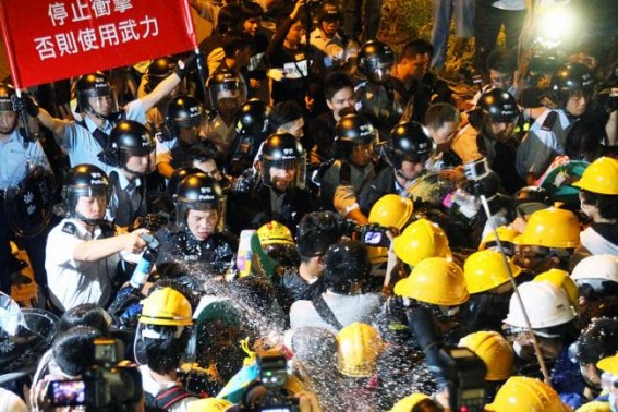 Police, protesters clash in Hong Kong Police, protesters clash in Hong Kong