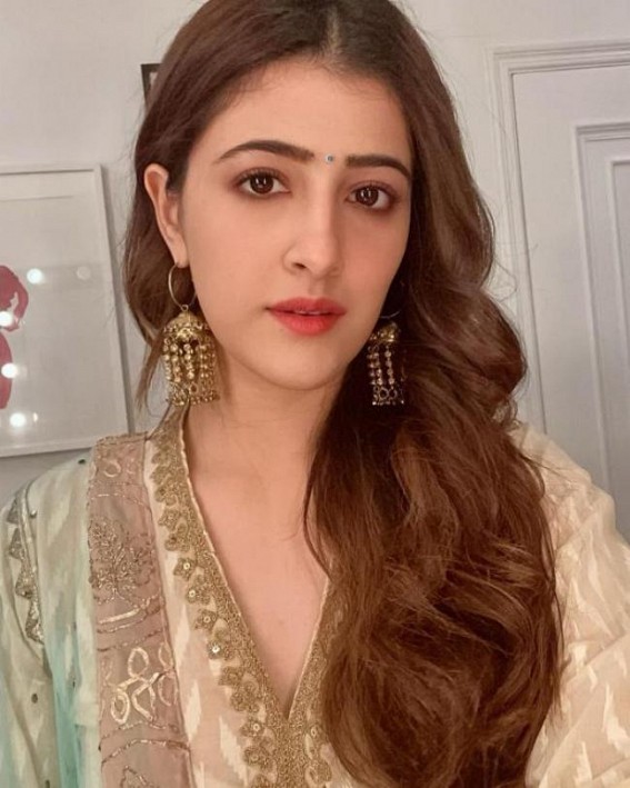 Nupur Sanon visits Mumbai's Siddhivinayak Temple with mom Nupur Sanon visits Mumbai's Siddhivinayak Temple with mom