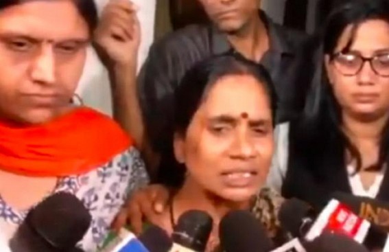 Friday's sun rose for daughters of India: Nirbhaya's mother