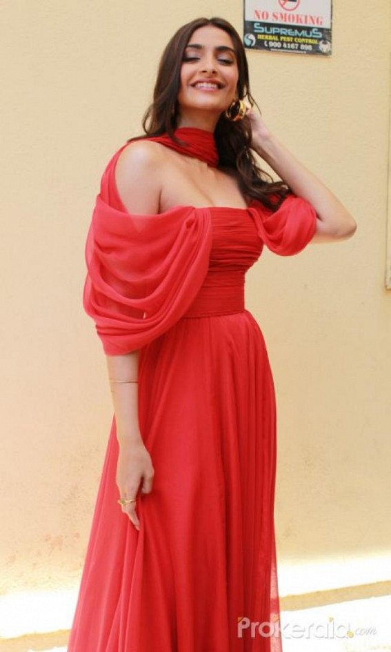 Sonam Kapoor sings while gymming