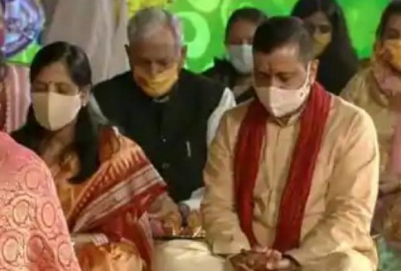 Kejriwal performs Diwali puja at Akshardham Kejriwal performs Diwali puja at Akshardham
