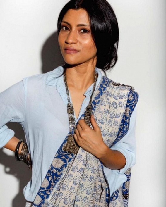 Konkona gives the saree a stylish twist