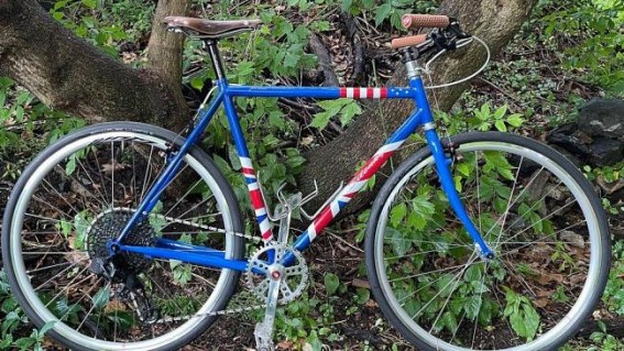 Biden gifts custom-made cycle to Johnson