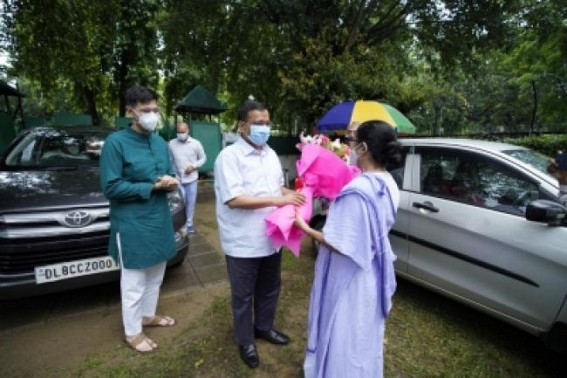 Bengal CM Mamata Banerjee meets Delhi CM Arvind Kejriwal, discusses Political issues