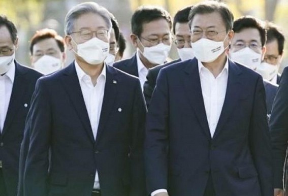 Moon meets ruling party's presidential nominee Moon meets ruling party's presidential nominee