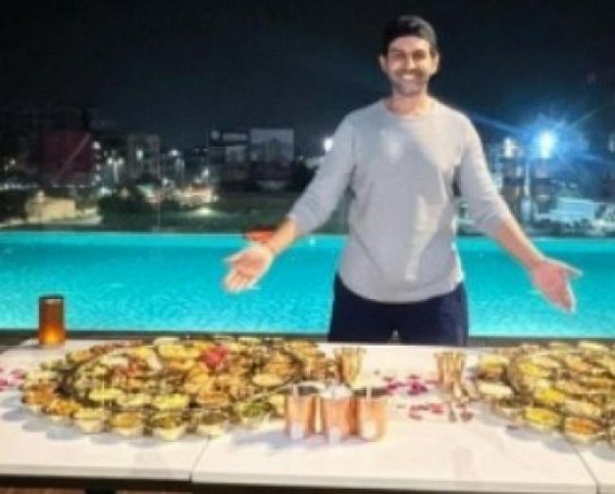 Foodie Kartik Aaryan poses with massive Gujarati thalis Foodie Kartik Aaryan poses with massive Gujarati thalis