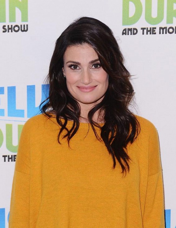 Idina Menzel spotlights Ukrainian girl singing from bunker