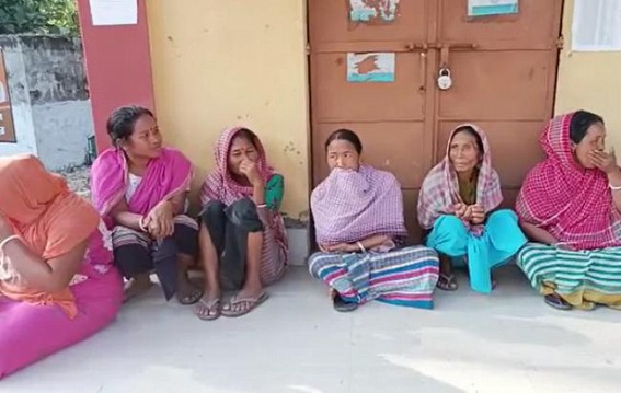 Some People taking MGNREGA Payments without Working : Angry MGNREGA workers Locked Panchayat Office Some People taking MGNREGA Payments without Working : Angry MGNREGA workers Locked Panchayat Office