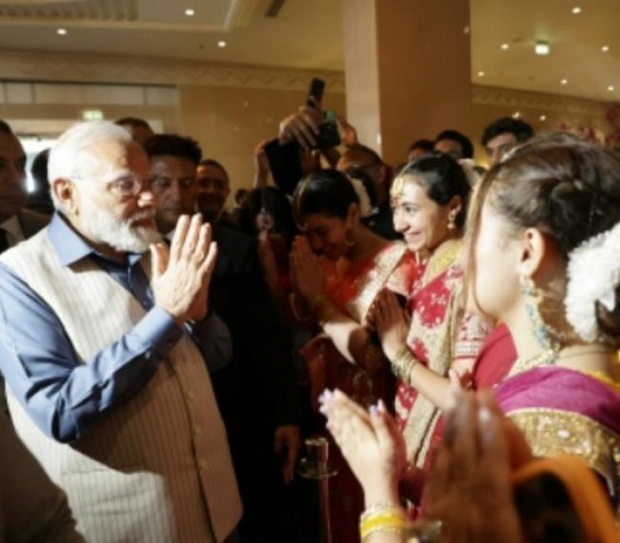 Egyptian woman welcomes PM Modi with song from 'Sholay' Egyptian woman welcomes PM Modi with song from 'Sholay'