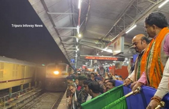 CM sees off over four hundred people at Agartala Railway Station who started for Ayodhya by Special Train