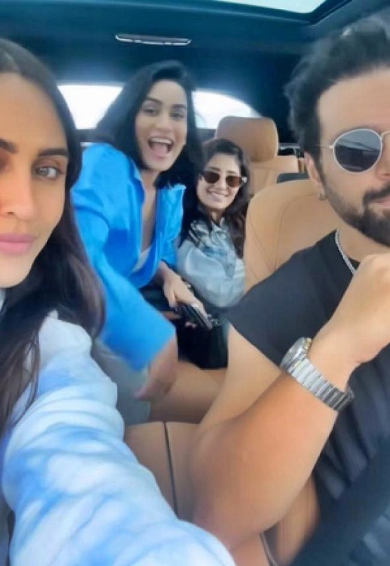 Krystal D’souza's frolic on monsoon trip with rumoured beau Ritwik Dhanjani Krystal D’souza's frolic on monsoon trip with rumoured beau Ritwik Dhanjani