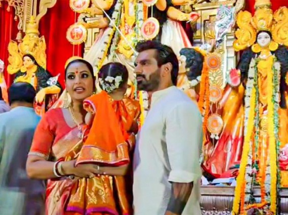 Bipasha Basu tells photographers ‘aram se’ as daughter Devi gets frightened at Durga Puja Pandal