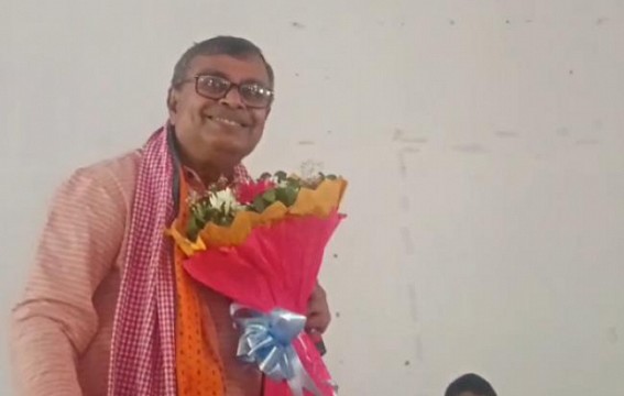 Ratan Lal Nath was trolled for using flower bouquets as microphone