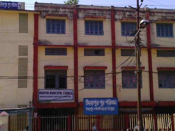 Rs 1.27 crore scam in Udaipur Municipal Council: Fake adjustments of Rs 25 lakh made under MLA's instruction: Congress to Gherao Executive Officer and Chairperson at 11.30am Monday Rs 1.27 crore scam in Udaipur Municipal Council: Fake adjustments of Rs 25 lakh made under MLA's instruction: Congress to Gherao Executive Officer and Chairperson at 11.30am Monday