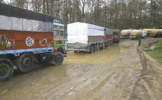 Deplorable condition of NH-44 worsens due to extensive rain: More than 8000 vehicles trapped Deplorable condition of NH-44 worsens due to extensive rain: More than 8000 vehicles trapped