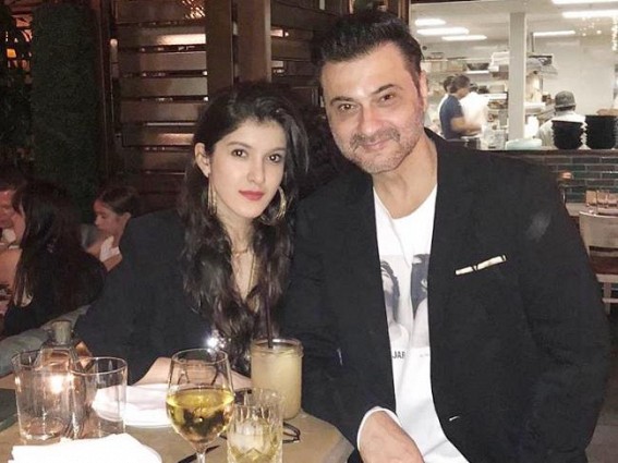 Sanjay Kapoor Welcomes Daughter Shanaya Into Bollywood Sanjay Kapoor Welcomes Daughter Shanaya Into Bollywood