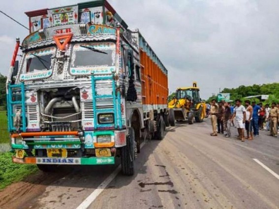 New twist to Unnao truck collision, why was number plate blackened? New twist to Unnao truck collision, why was number plate blackened?
