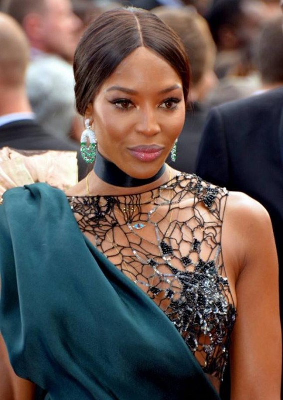Naomi Campbell wears hazmat suit amid coronavirus scare Naomi Campbell wears hazmat suit amid coronavirus scare