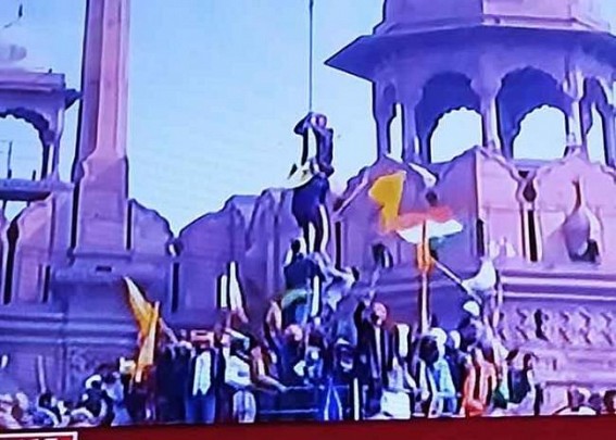 After violent clashes with police, farmers swarm Red Fort After violent clashes with police, farmers swarm Red Fort