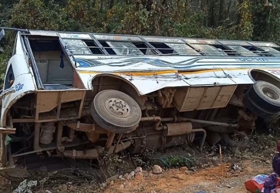 Road accident among Bus and parked Tripper: Injured 5-6 persons Road accident among Bus and parked Tripper: Injured 5-6 persons
