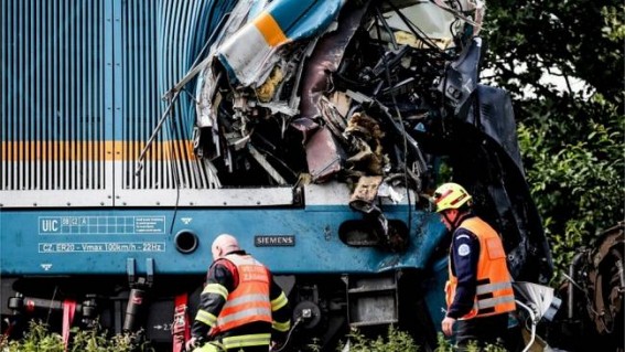 3 dead as trains crash near Czech-German border 3 dead as trains crash near Czech-German border