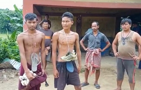 Public punished thieves by garlanding them with shoes for 3 hrs, then handed-over to Police Public punished thieves by garlanding them with shoes for 3 hrs, then handed-over to Police