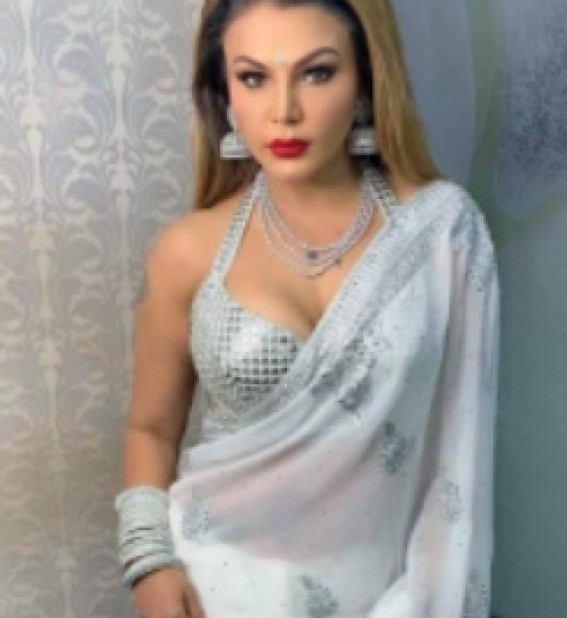 Rakhi Sawant's boyfriend Adil wants her to be 'more covered' Rakhi Sawant's boyfriend Adil wants her to be 'more covered'