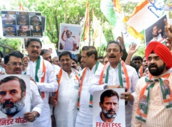 Maha Congress protests against jail sentence for Rahul Maha Congress protests against jail sentence for Rahul