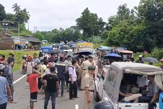 Public Blocked Road Demanding Road Repairing in Chailengta! Public Blocked Road Demanding Road Repairing in Chailengta!