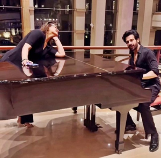 Shilpa Shirodkar, Karanveer Mehra give hilarious spin to song ‘Ruk Ja O Dil Deewane’ Shilpa Shirodkar, Karanveer Mehra give hilarious spin to song ‘Ruk Ja O Dil Deewane’